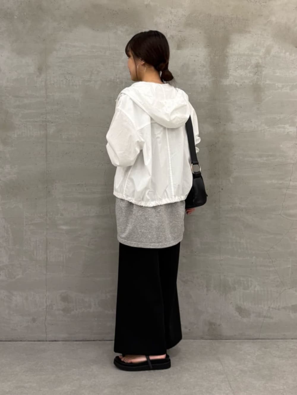 ブラック系のショルダーバッグ、ブラック系のサンダル、ホワイト系のシャツ/ブラウスを着用したレディースの冬コーディネートの4枚目の写真