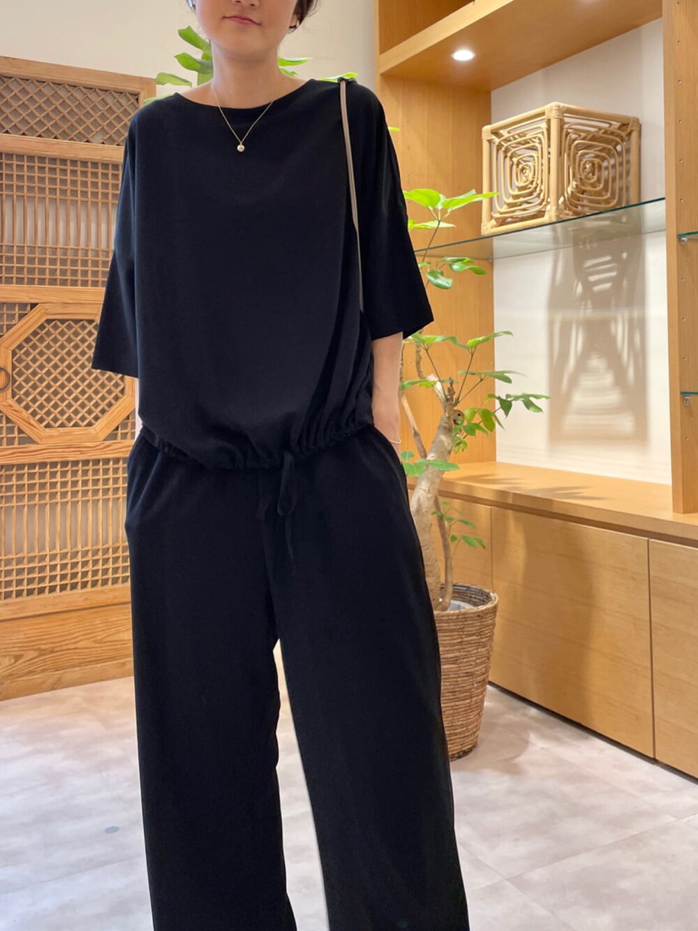 ブラック系のシャツ/ブラウス、ブラック系のその他パンツ、シルバー系のネックレスを着用したレディースの夏コーディネートの3枚目の写真