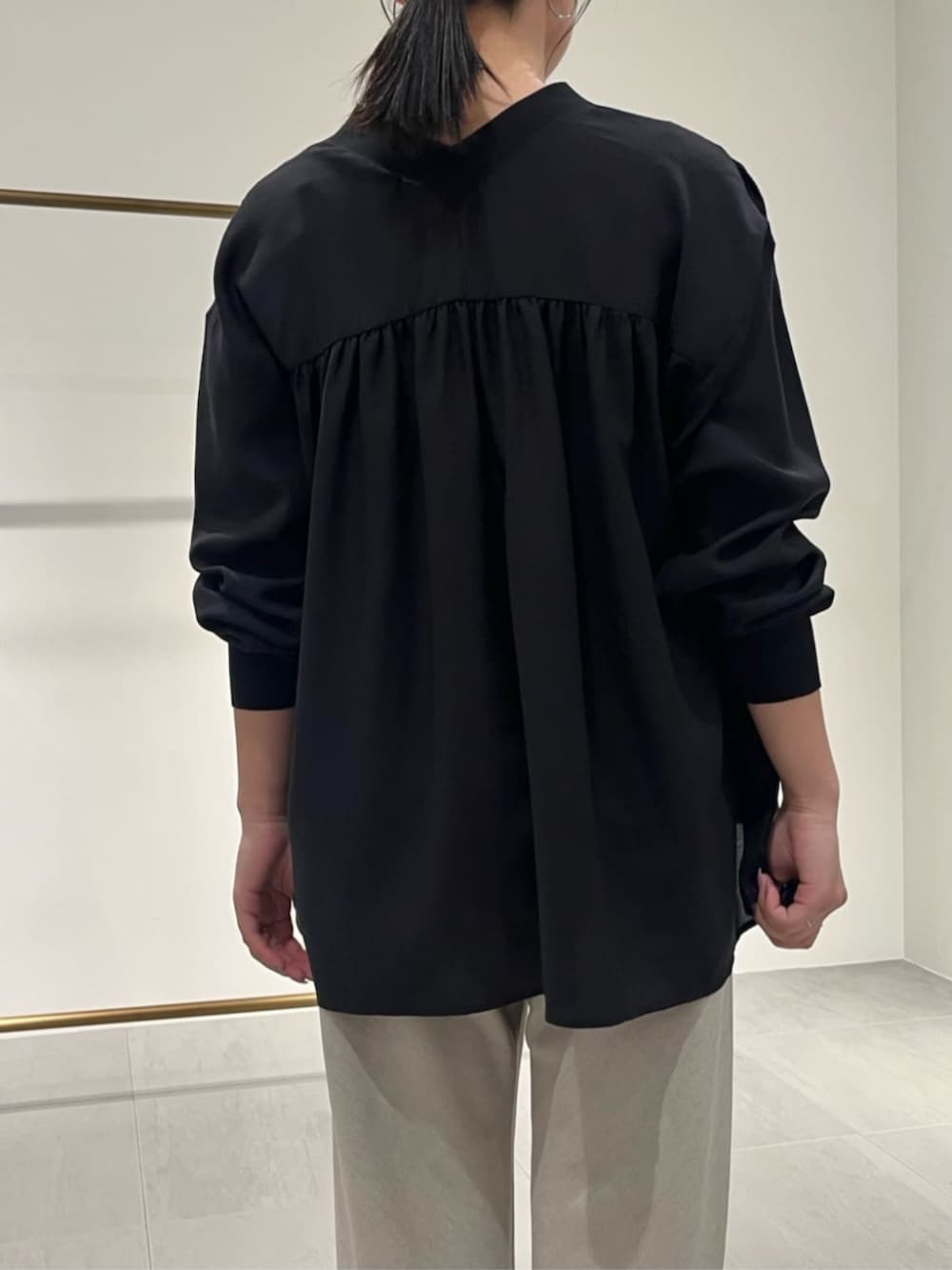 ブラック系のトートバッグ、ブラック系のシャツ/ブラウス、ベージュ系のその他パンツを着用したレディースの夏コーディネートの5枚目の写真