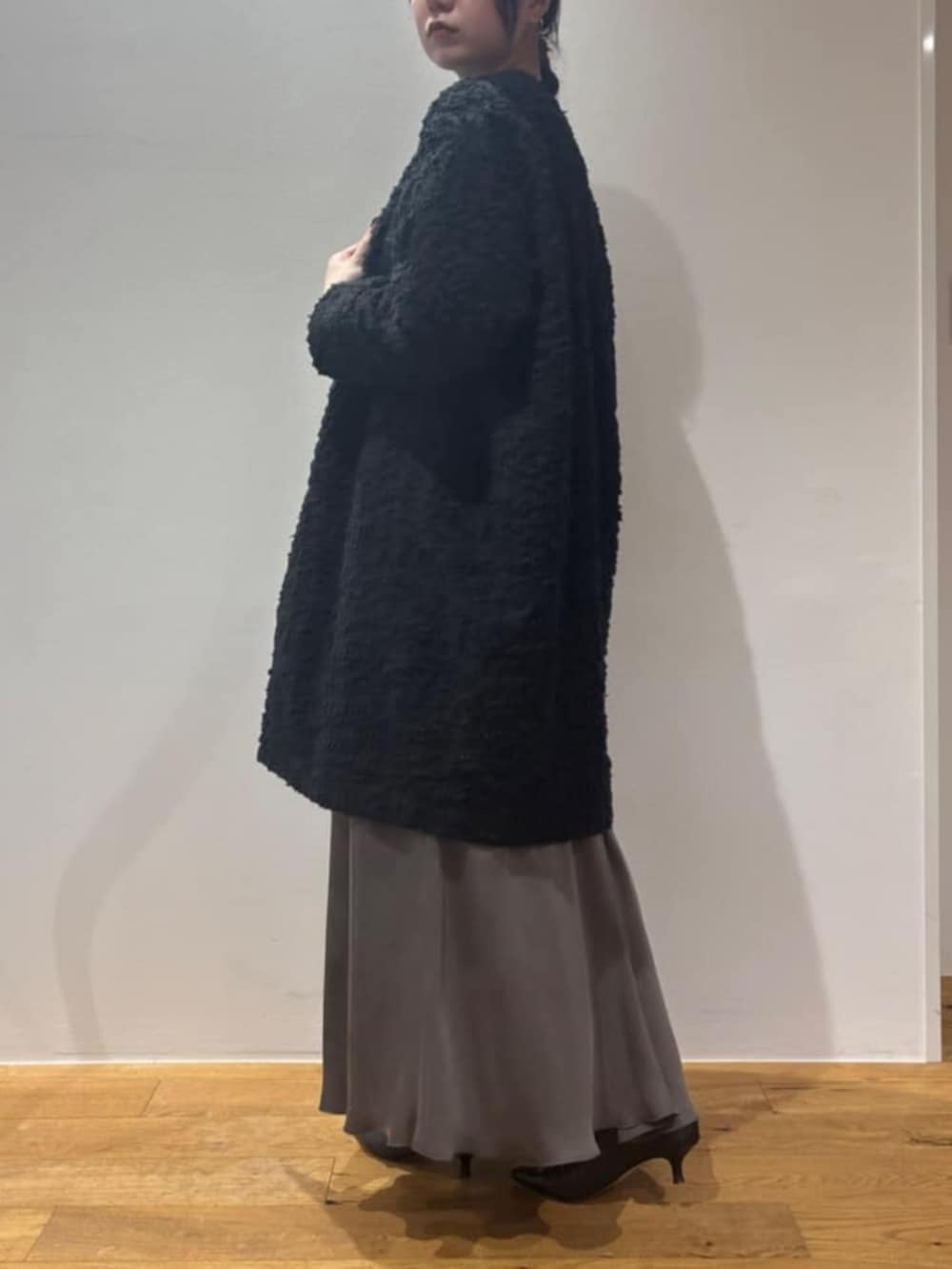 グリーン系のスカート、ブラック系のその他アウターを着用したレディースの夏コーディネートの2枚目の写真