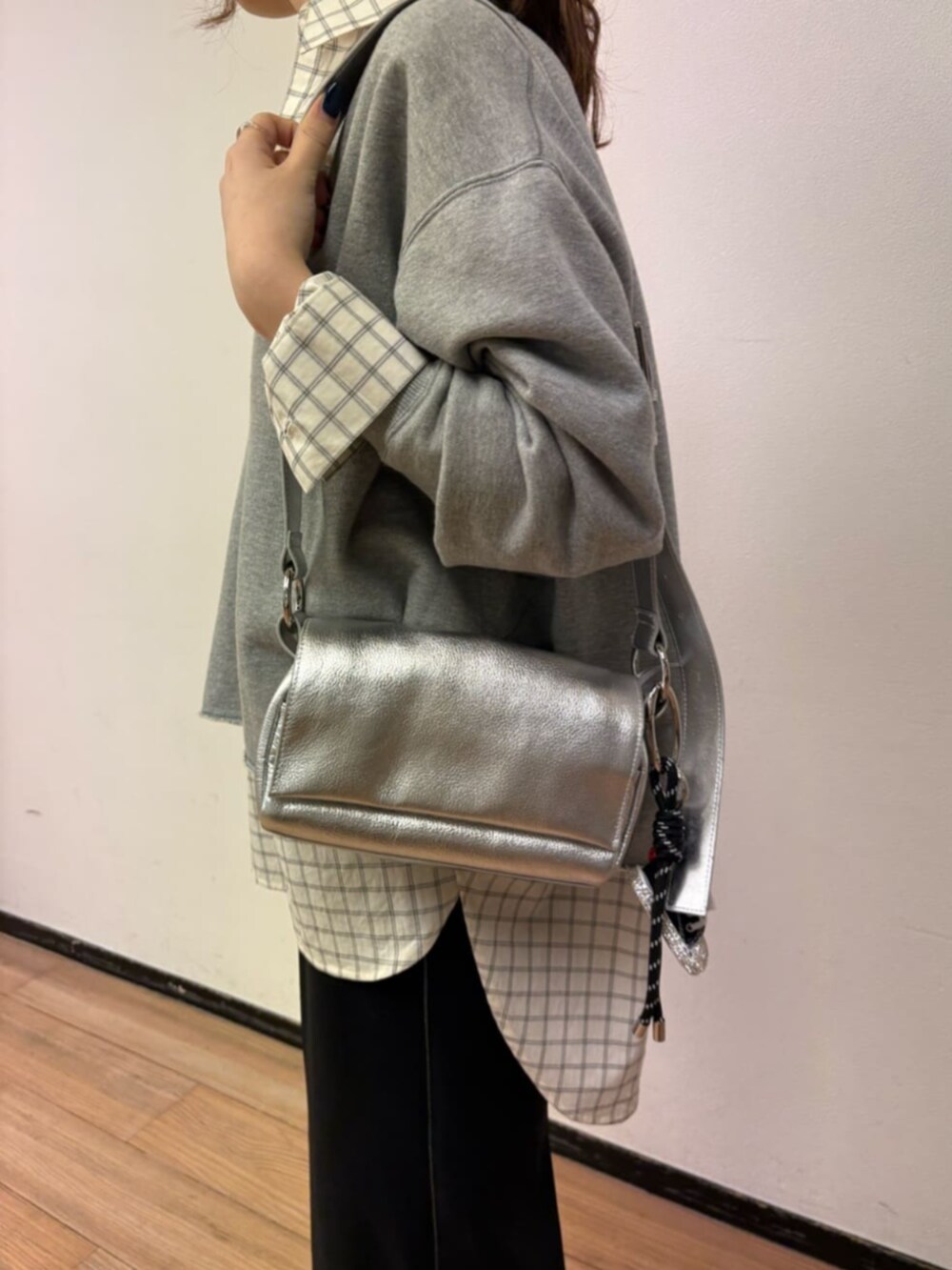 シルバー系のショルダーバッグ、ホワイト系のシャツ/ブラウス、ブラック系のスカートを着用したレディースの冬コーディネートの5枚目の写真