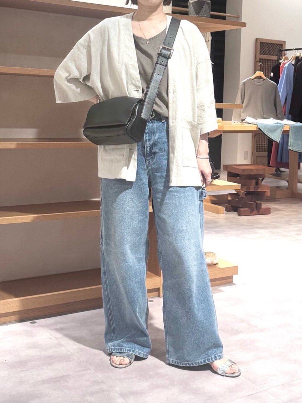 ブラック系のショルダーバッグ、ブルー系のその他パンツ、ブラウン系のキャミソールを着用したレディースの春コーディネートの5枚目の写真