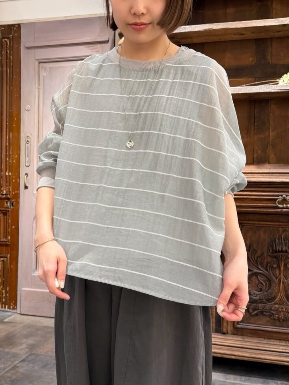 ホワイト系のショルダーバッグ、グレー系のシャツ/ブラウス、グレー系のその他パンツを着用したレディースの春コーディネートの8枚目の写真