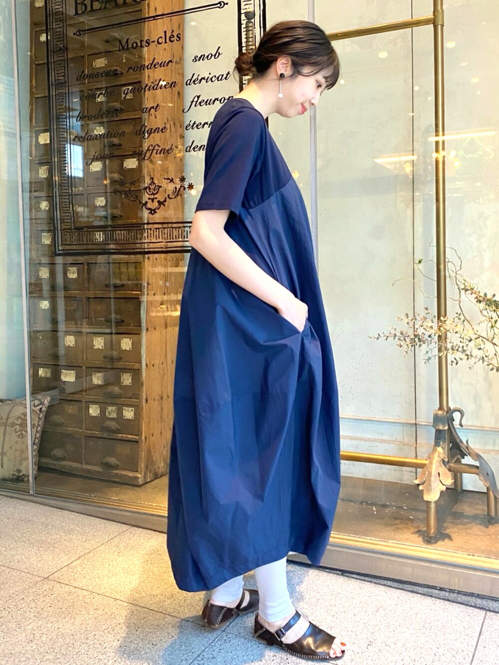 ブルー系のワンピース、グレー系のその他パンツ、ブラック系のトートバッグを着用したレディースの春コーディネートの2枚目の写真