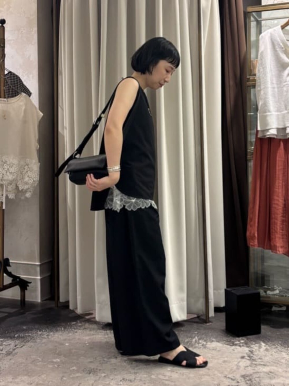 ホワイト系のキャミソール、ブラック系のその他パンツ、ブラック系のキャミソールを着用したレディースの夏コーディネートの5枚目の写真