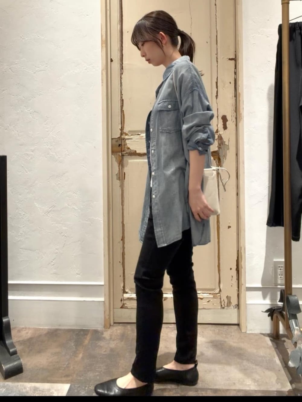 ブルー系のシャツ/ブラウス、ブラック系のその他パンツ、グレー系のキャミソールを着用したレディースの春コーディネートの3枚目の写真