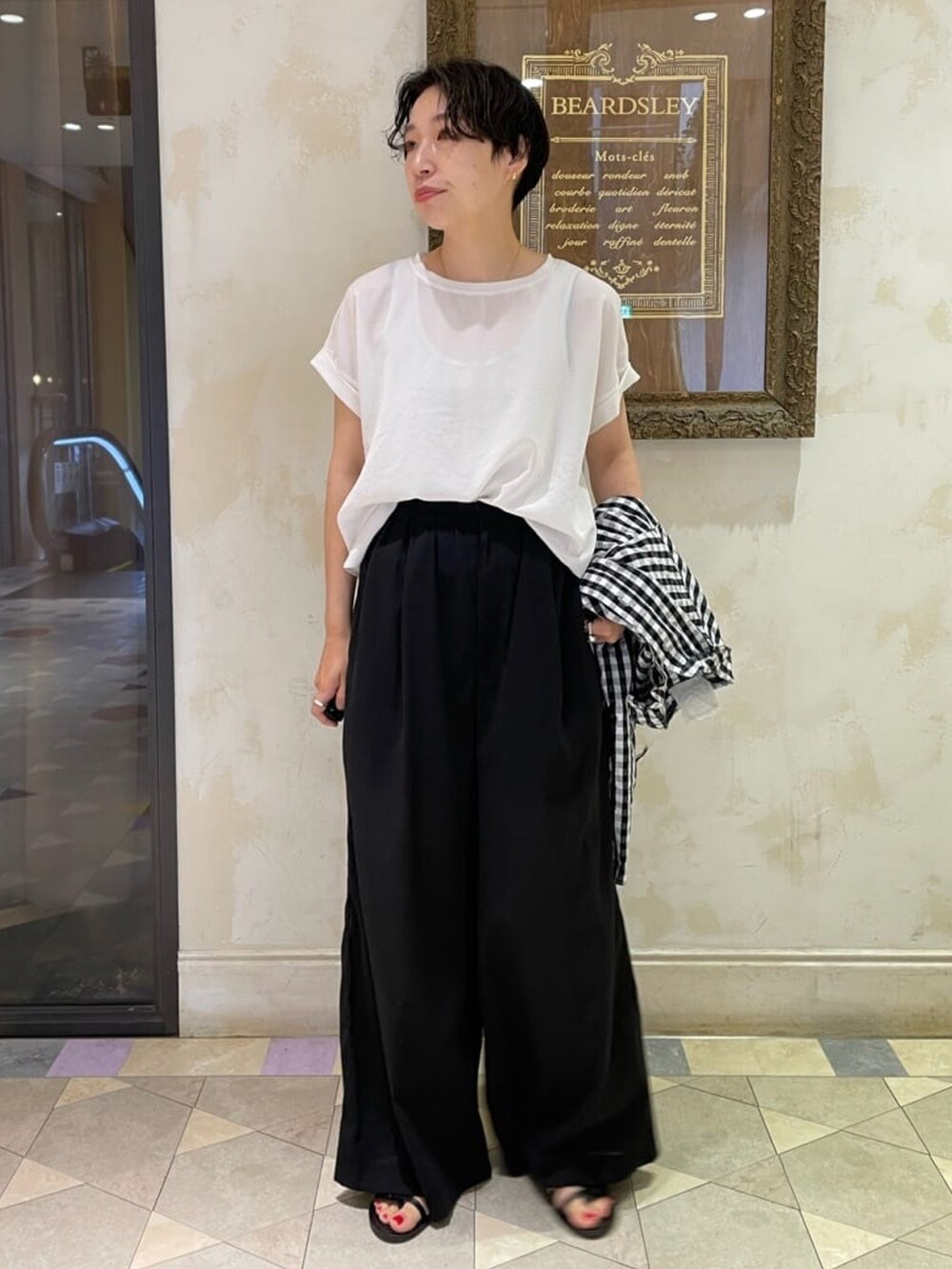 ブラック系のシャツ/ブラウス、ホワイト系のシャツ/ブラウス、ブラック系のその他パンツを着用したレディースの夏コーディネートの4枚目の写真