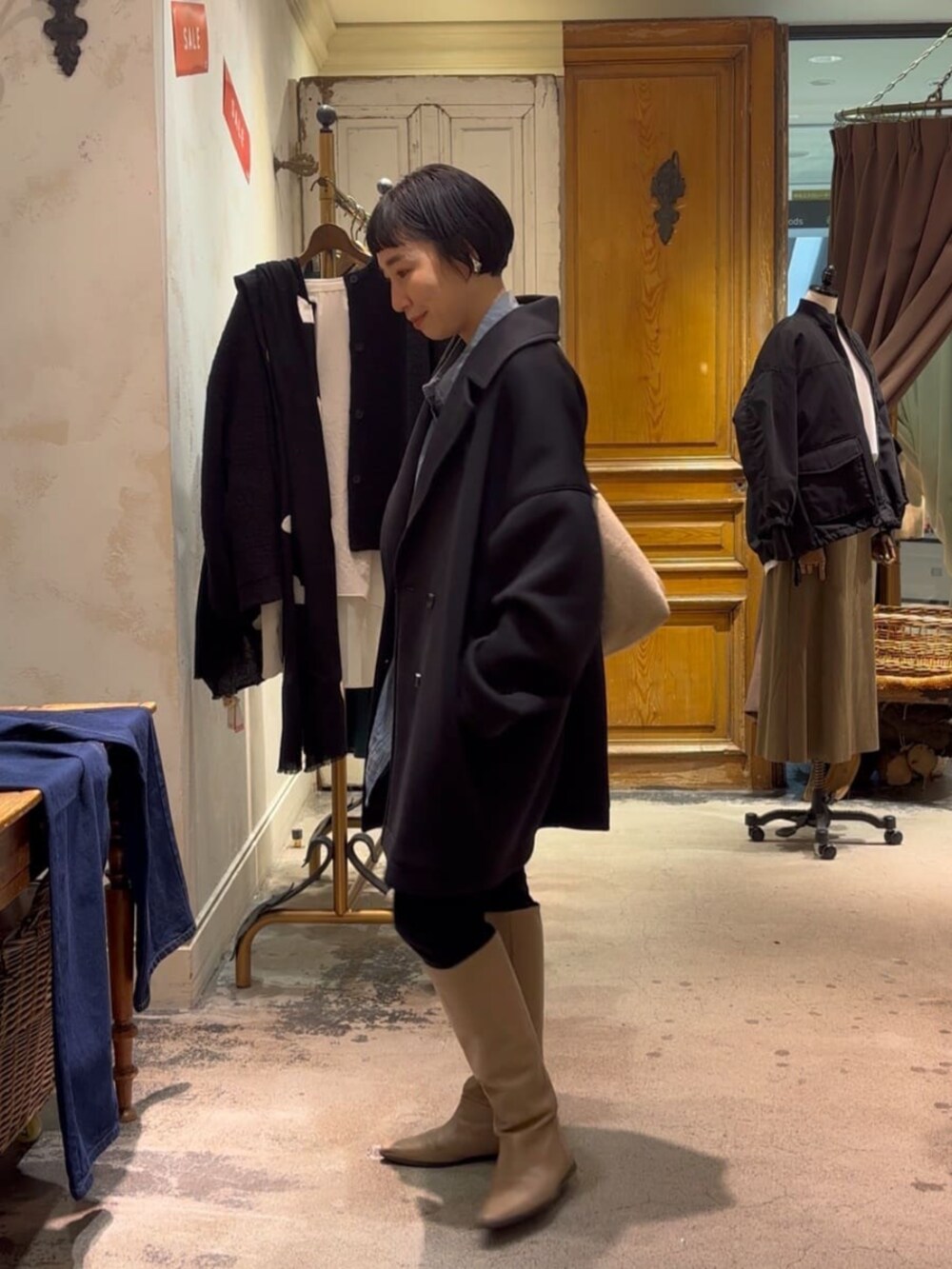 ブルー系のシャツ/ブラウス、ブラック系のその他パンツ、ブラック系のピーコートを着用したレディースの冬コーディネートの4枚目の写真