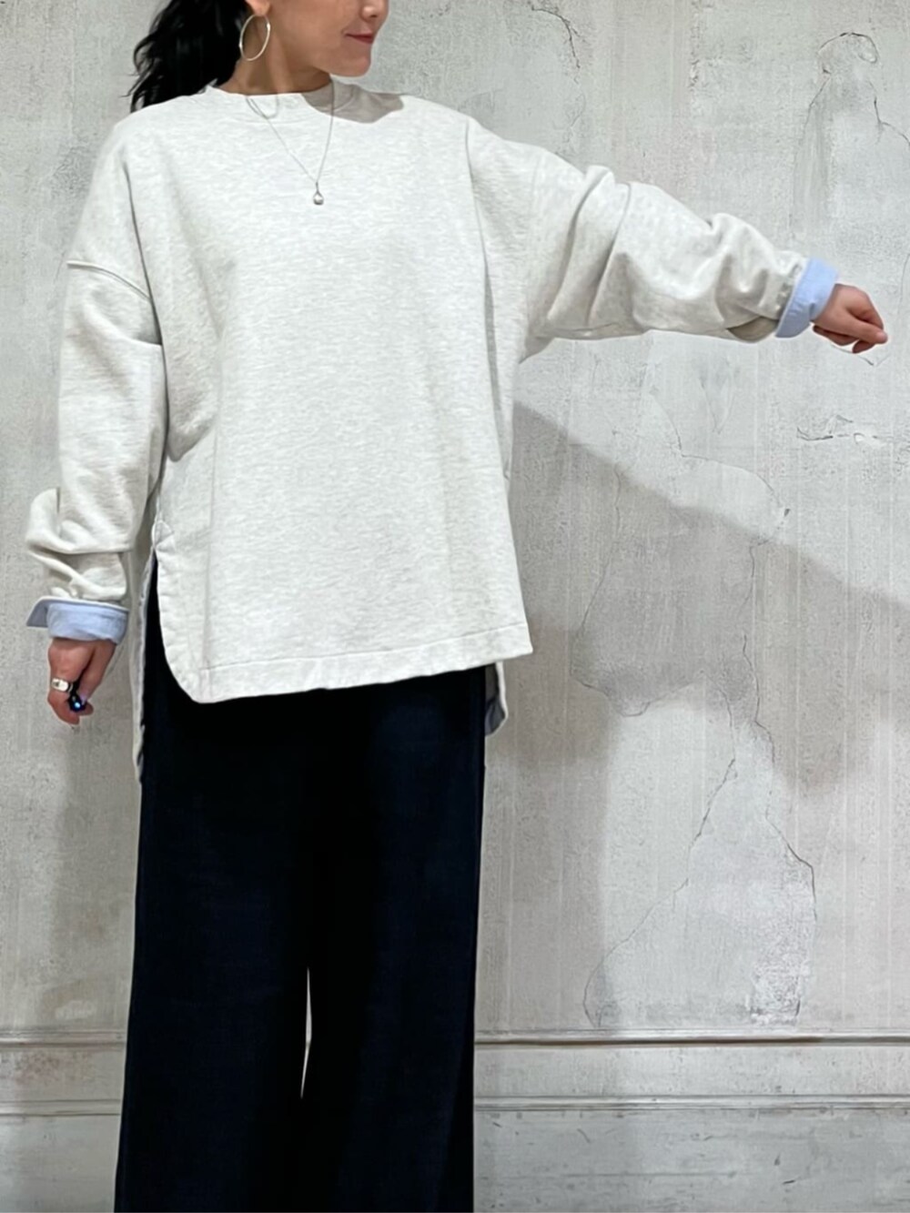 ブルー系のその他パンツ、ピンク系のTシャツ/カットソーを着用したレディースの冬コーディネートの5枚目の写真