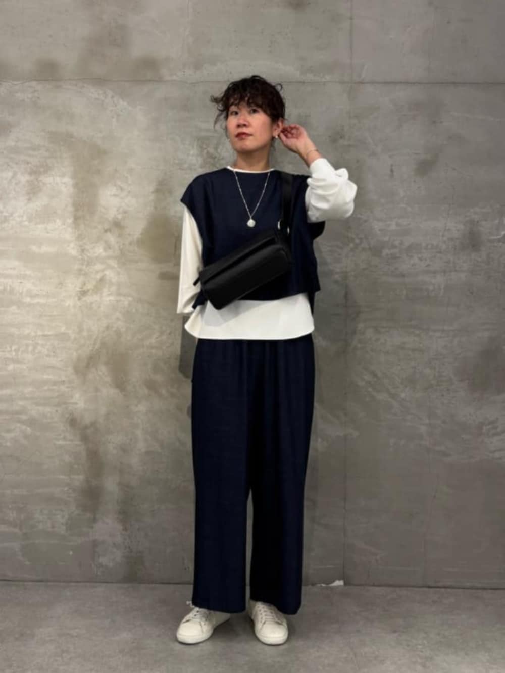 ブルー系のシャツ/ブラウス、ブルー系のその他パンツ、グレー系のショルダーバッグを着用したレディースの冬コーディネートの3枚目の写真