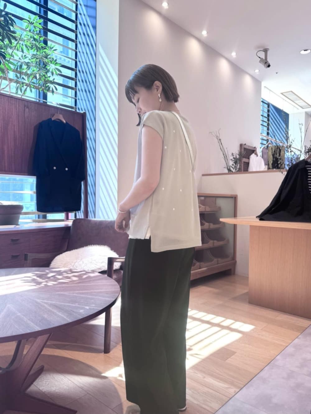 シルバー系のショルダーバッグ、ブラック系のその他パンツ、グレー系のニット/セーターを着用したレディースの春コーディネートの4枚目の写真