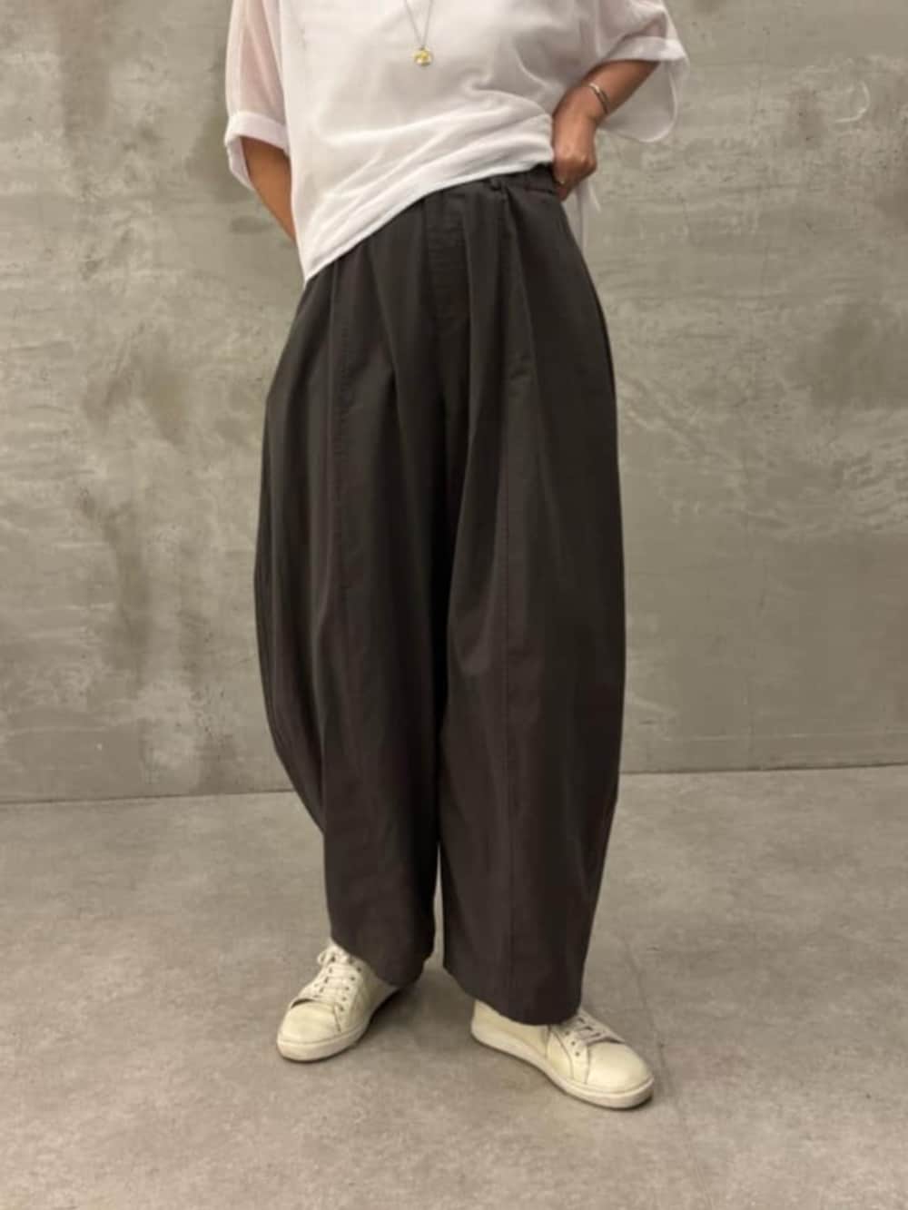 グレー系のその他パンツ、ホワイト系のTシャツ/カットソーを着用したレディースの春コーディネートの10枚目の写真