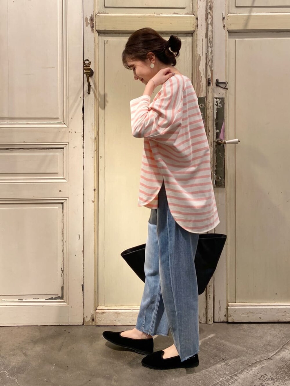 ピンク系のTシャツ/カットソー、ブルー系のデニムパンツを着用したレディースの夏コーディネートの2枚目の写真