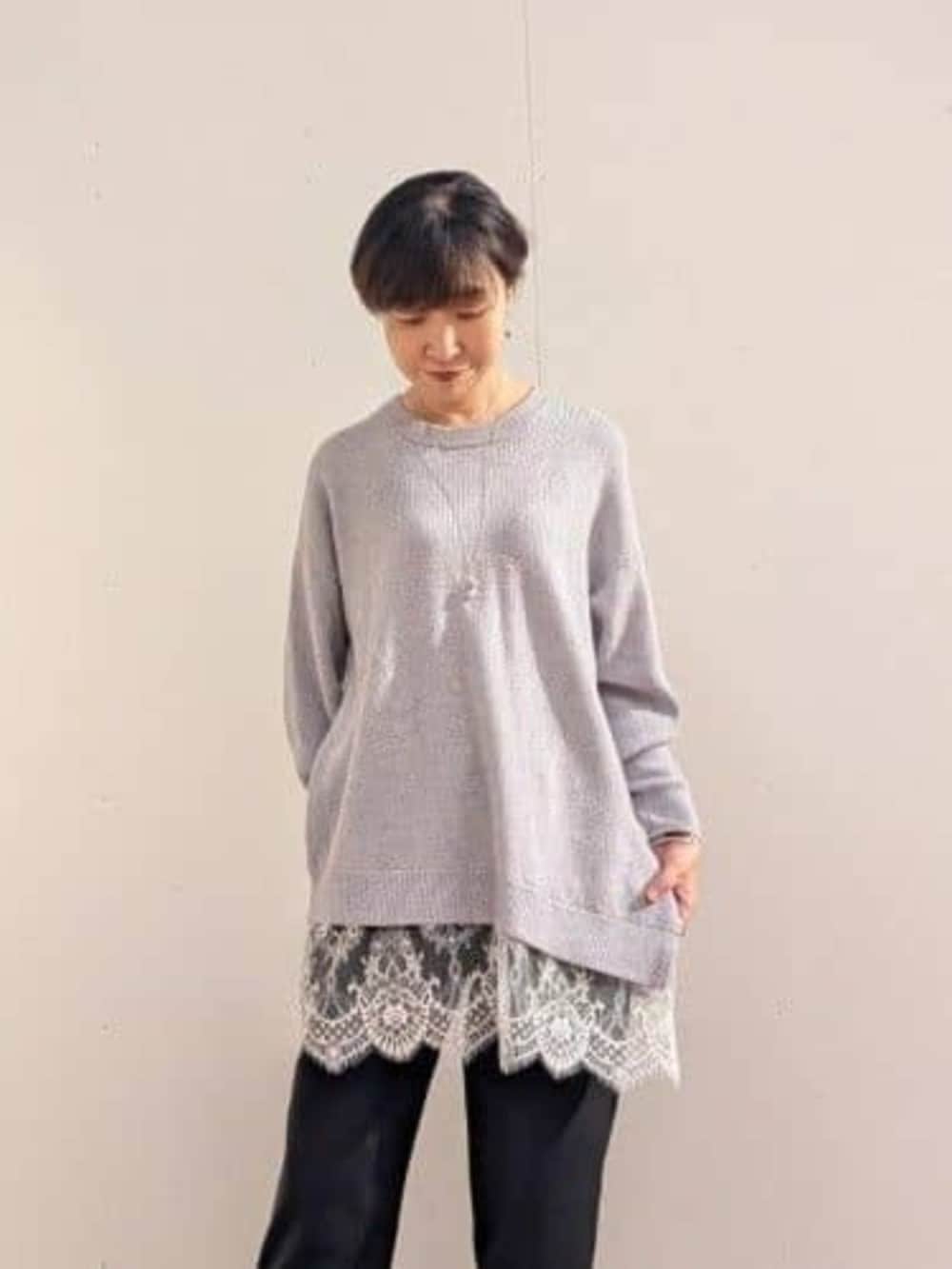 ブラック系のその他パンツ、グレー系のトートバッグ、グレー系のニット/セーターを着用したレディースの秋コーディネートの2枚目の写真