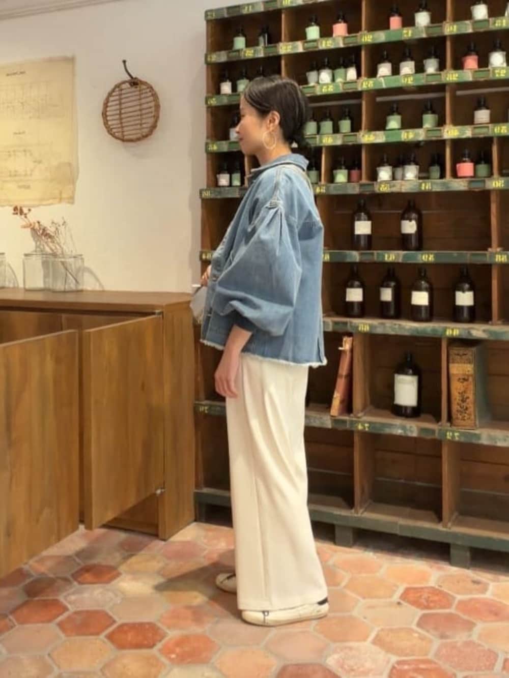 ブルー系のデニムジャケット、シルバー系のショルダーバッグ、ブルー系のTシャツ/カットソーを着用したレディースの冬コーディネートの2枚目の写真