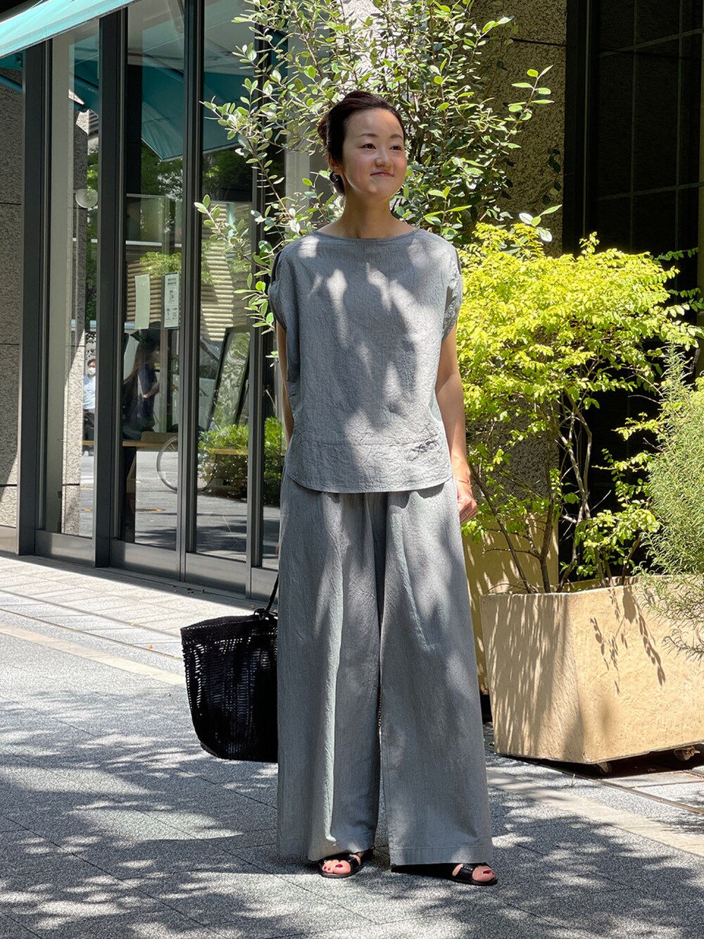 グレー系のシャツ/ブラウス、グレー系のその他パンツを着用したレディースの夏コーディネートの2枚目の写真