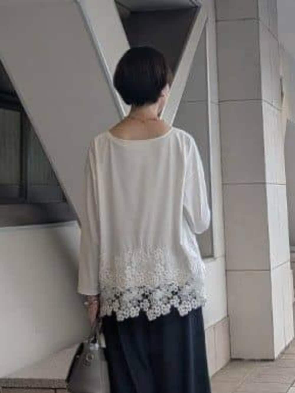 ホワイト系のTシャツ/カットソーを着用したレディースの夏コーディネートの4枚目の写真
