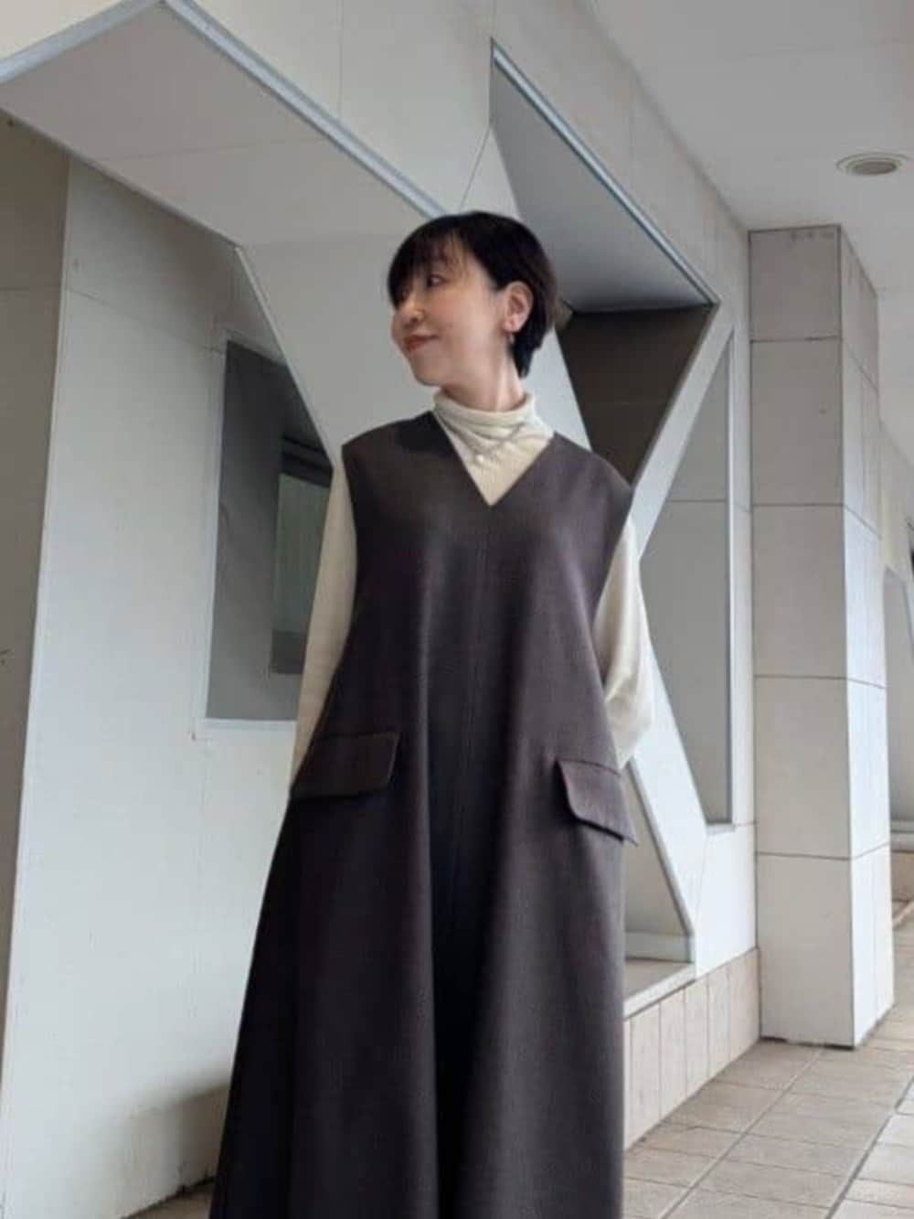 ブラック系のワンピースを着用したレディースの秋コーディネートの2枚目の写真