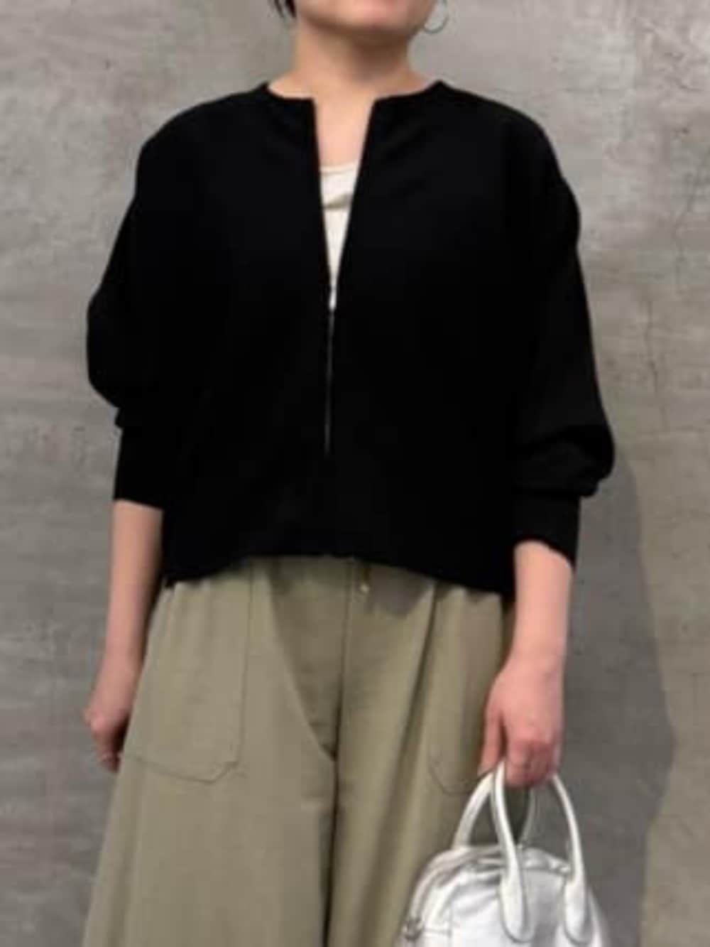 ブラック系のカーディガン/ボレロ、シルバー系のボストンバッグ、グリーン系のその他パンツを着用したレディースの冬コーディネートの4枚目の写真