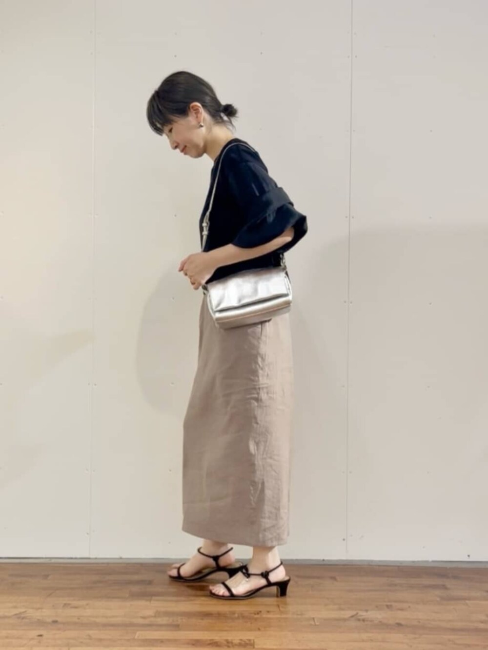 ブラック系のTシャツ/カットソー、グレー系のスカートを着用したレディースの夏コーディネートの2枚目の写真