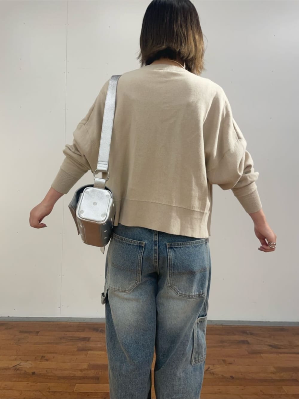 ブルー系のデニムパンツ、ベージュ系のカーディガン/ボレロを着用したレディースの夏コーディネートの7枚目の写真