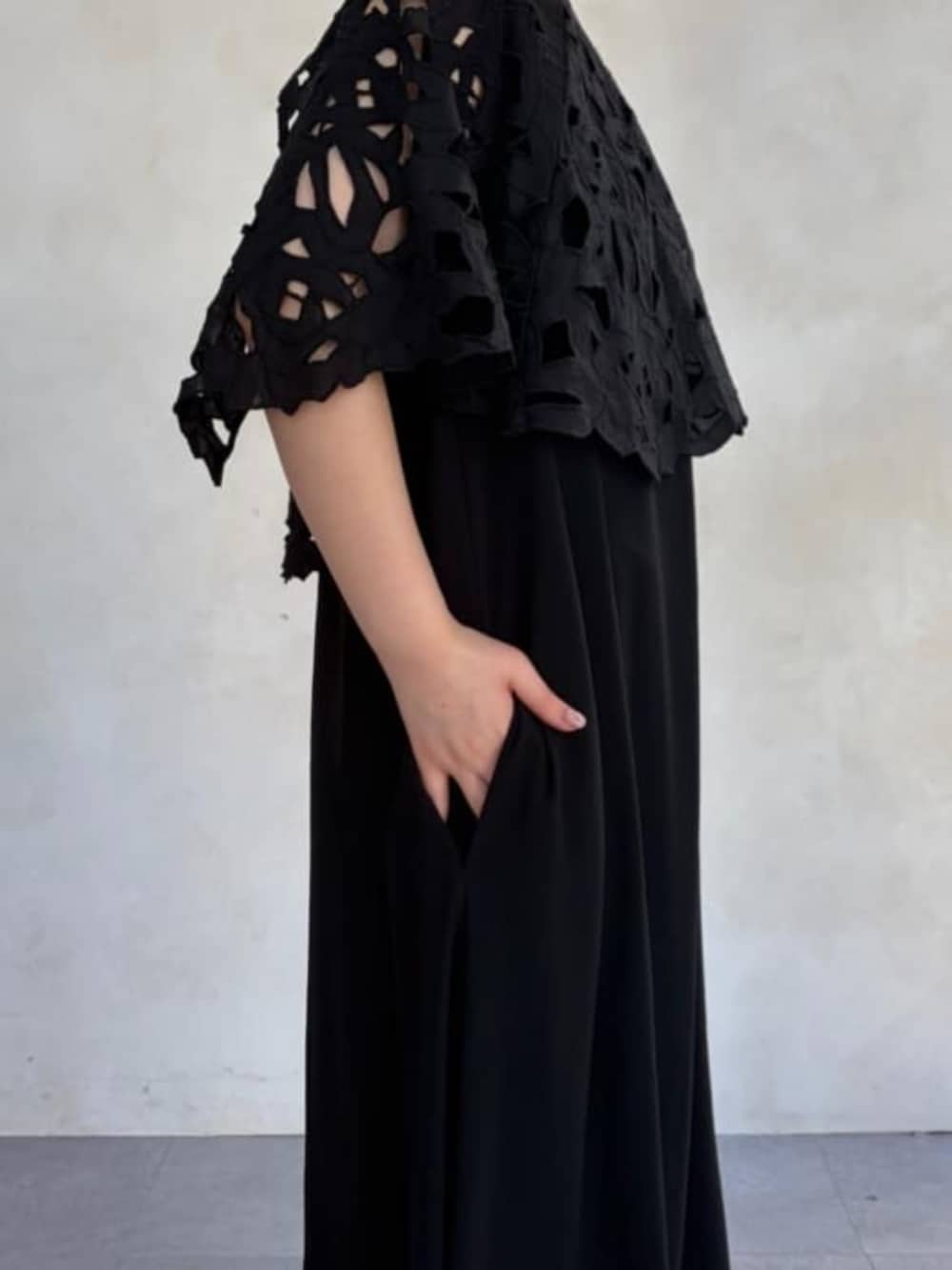 グレー系のハンドバッグ、ブラック系のワンピース、ブラック系のシャツ/ブラウスを着用したレディースの春コーディネートの7枚目の写真