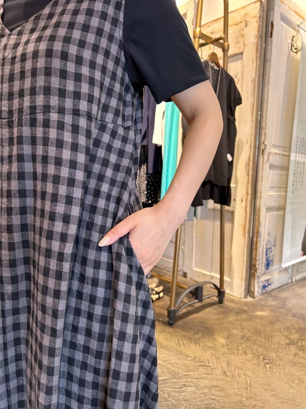 グレー系のワンピースを着用したレディースの夏コーディネートの4枚目の写真