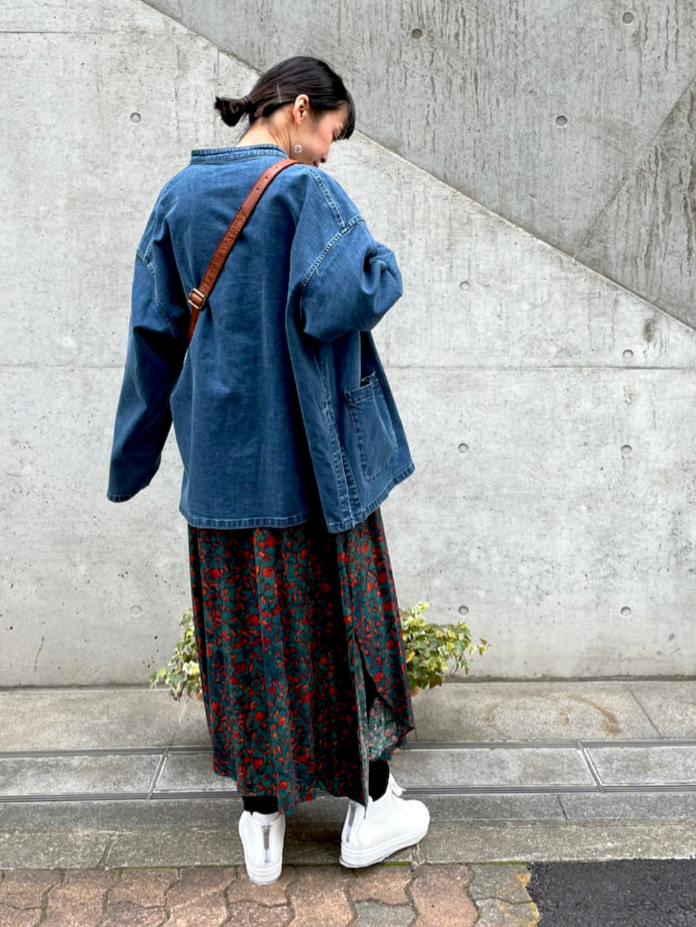 ブルー系のブルゾン、グリーン系のワンピース、ホワイト系のスニーカーを着用したレディースの冬コーディネートの2枚目の写真