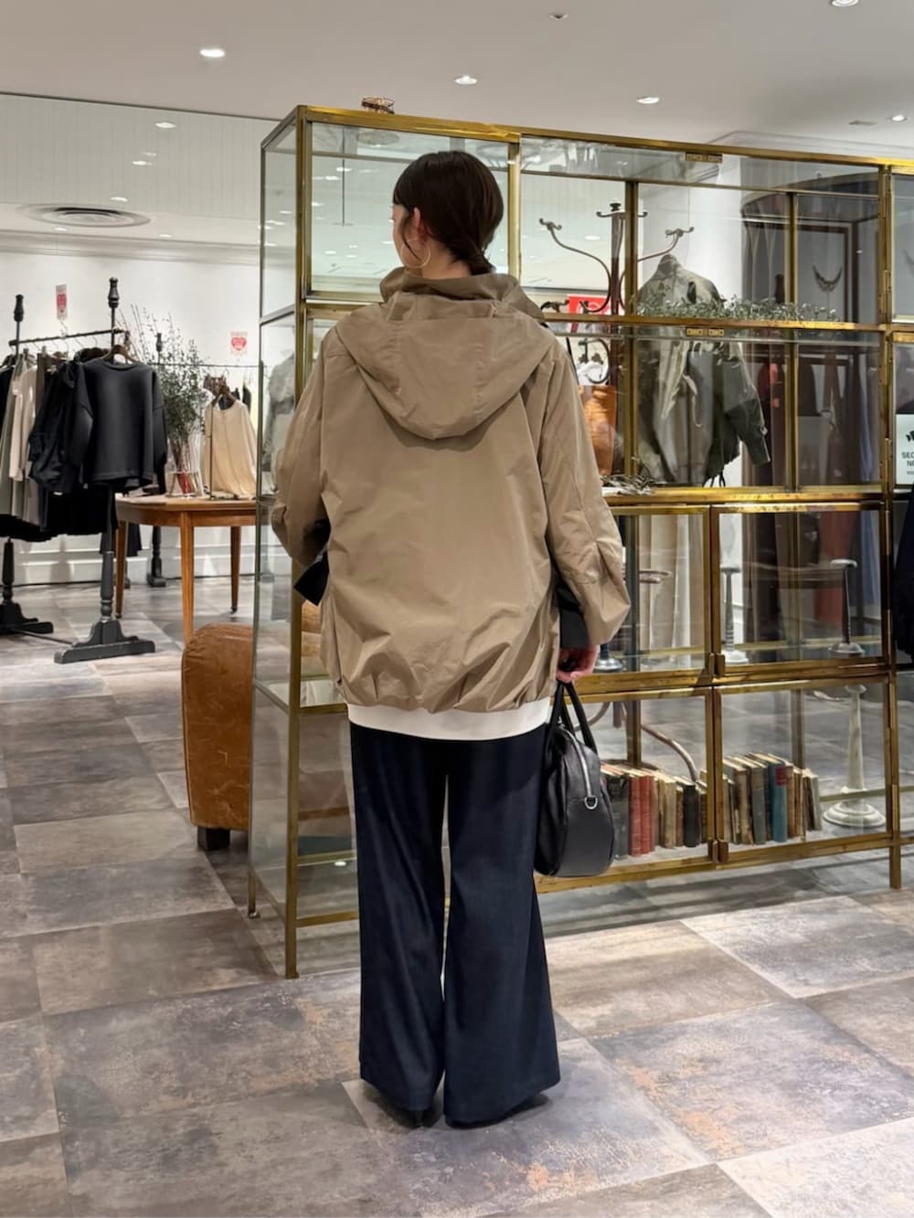 ホワイト系のシャツ/ブラウス、ブラウン系のブルゾン、ブルー系のその他パンツを着用したレディースの冬コーディネートの3枚目の写真