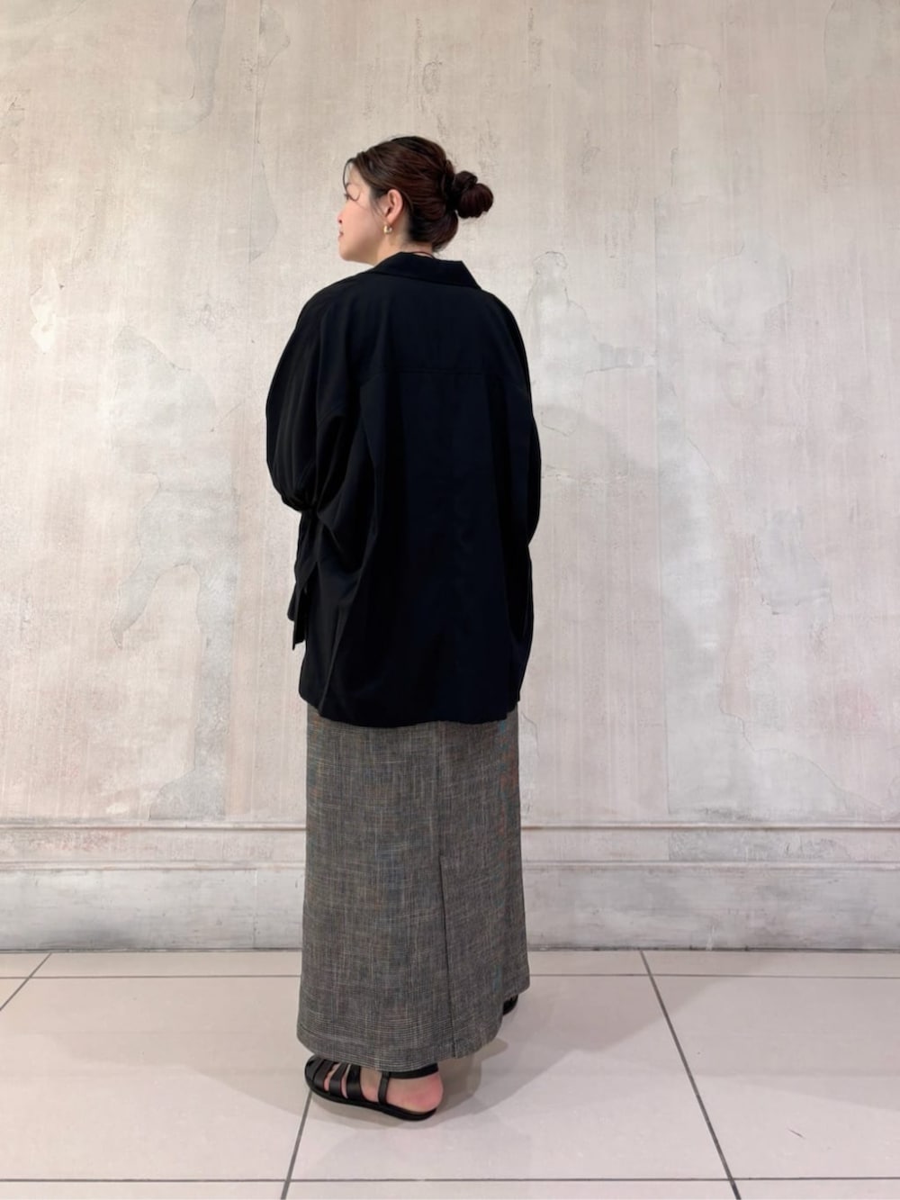 ブラック系のテーラードジャケット、ホワイト系のシャツ/ブラウス、ベージュ系のスカートを着用したレディースの春コーディネートの4枚目の写真