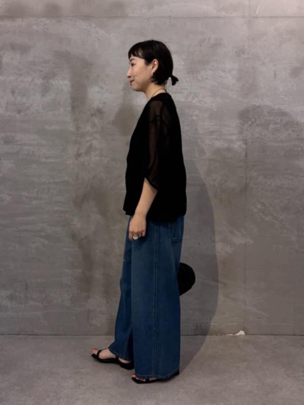 ブルー系のその他パンツ、ブラック系のシャツ/ブラウスを着用したレディースの春コーディネートの5枚目の写真