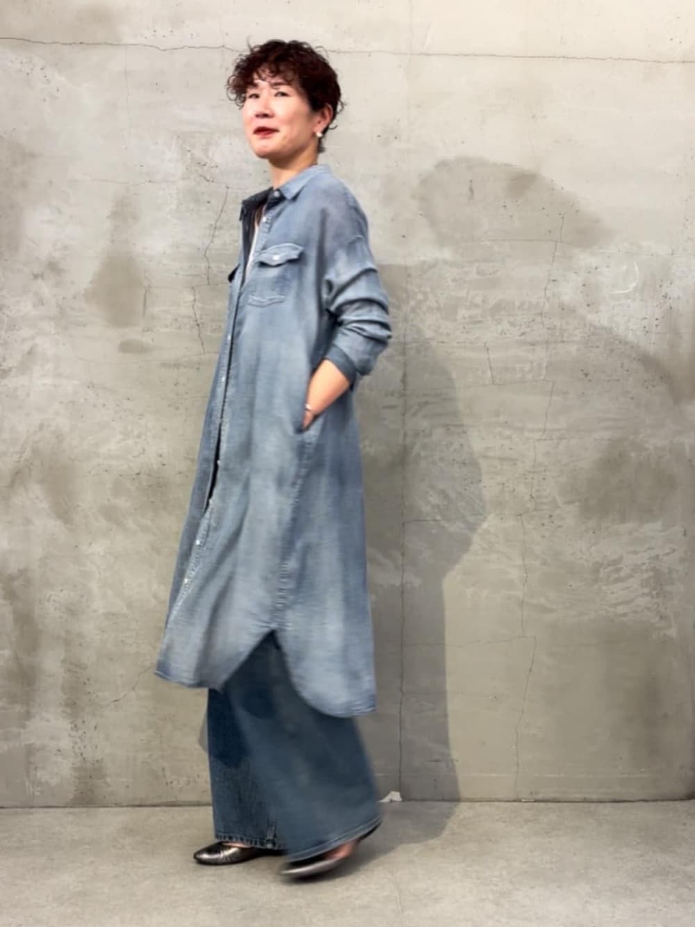 ブラック系のショルダーバッグ、ブルー系のその他パンツ、ブルー系のワンピースを着用したレディースの冬コーディネートの7枚目の写真