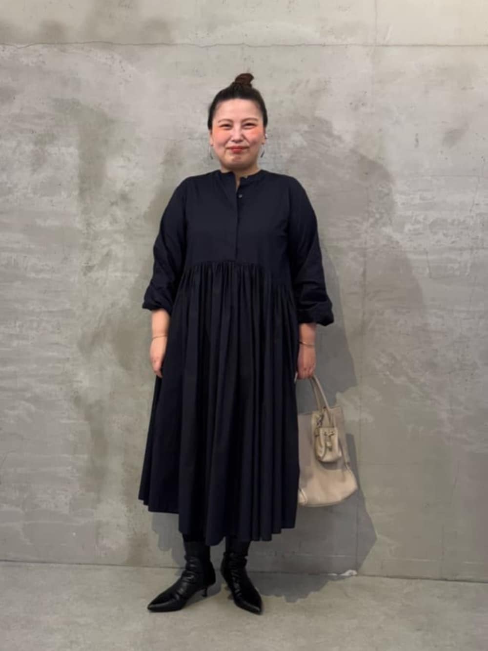 ブルー系のワンピースを着用したレディースの冬コーディネートの5枚目の写真