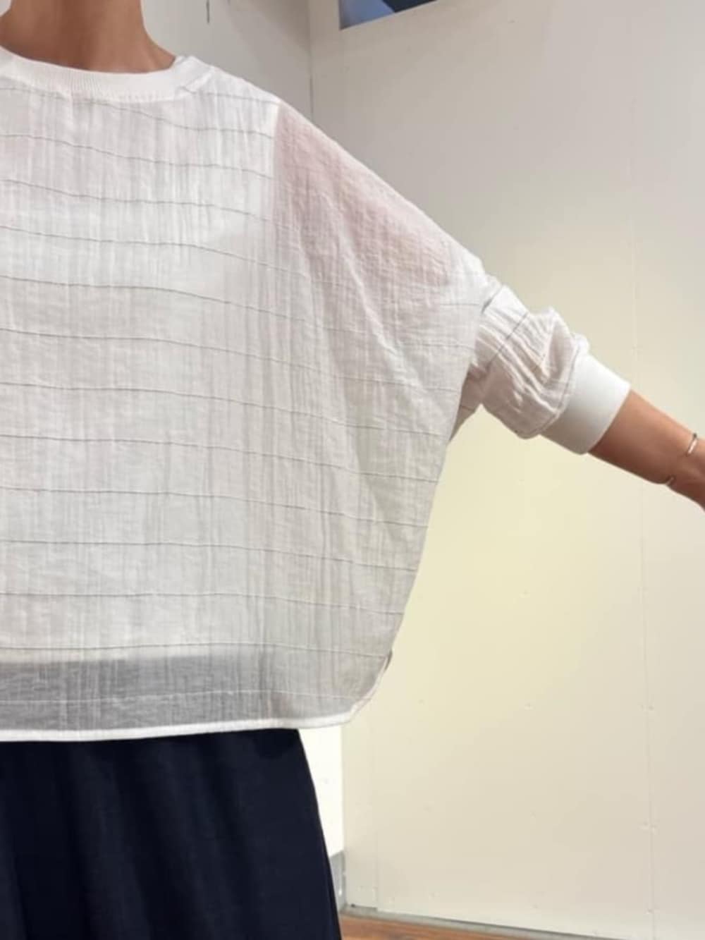 イエロー系のその他パンツ、ホワイト系のシャツ/ブラウスを着用したレディースの春コーディネートの7枚目の写真