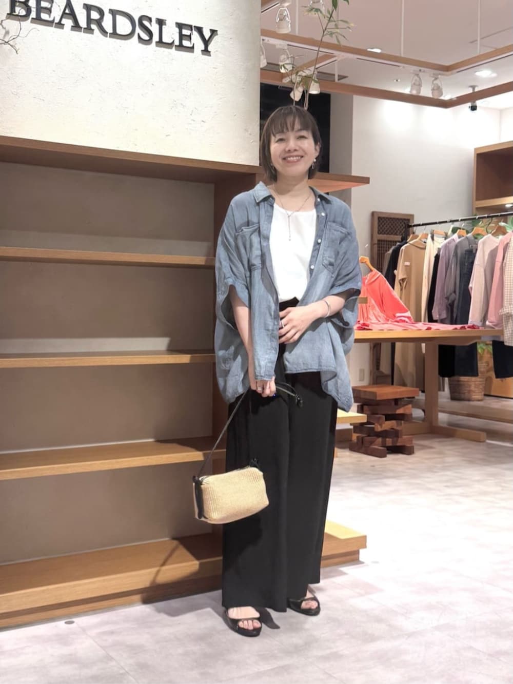 ブラック系のその他パンツ、ブルー系のシャツ/ブラウスを着用したレディースの春コーディネートの6枚目の写真