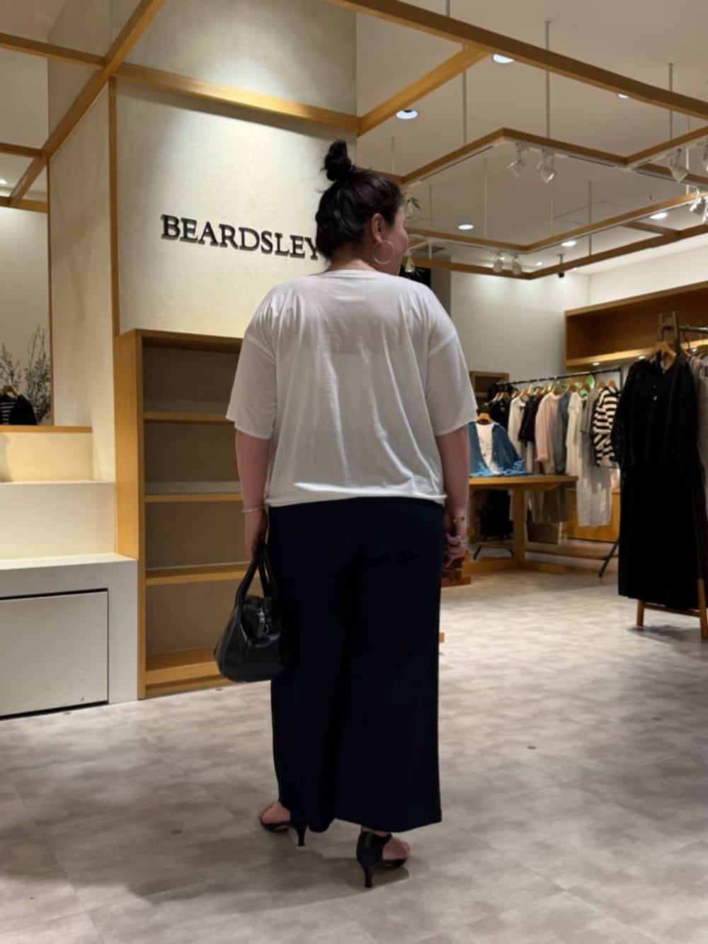 ブルー系のその他パンツ、ホワイト系のTシャツ/カットソーを着用したレディースの春コーディネートの3枚目の写真
