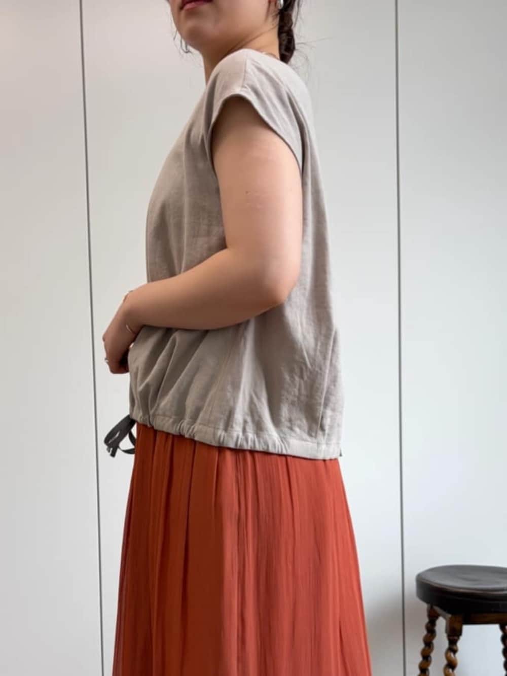 ブラック系のボストンバッグ、オレンジ系のその他パンツ、ベージュ系のシャツ/ブラウスを着用したレディースの冬コーディネートの5枚目の写真