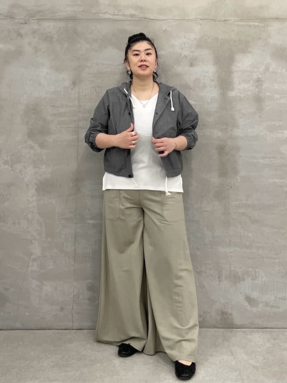 ブラック系のボストンバッグ、グリーン系のその他パンツ、グレー系のシャツ/ブラウスを着用したレディースの冬コーディネートの3枚目の写真