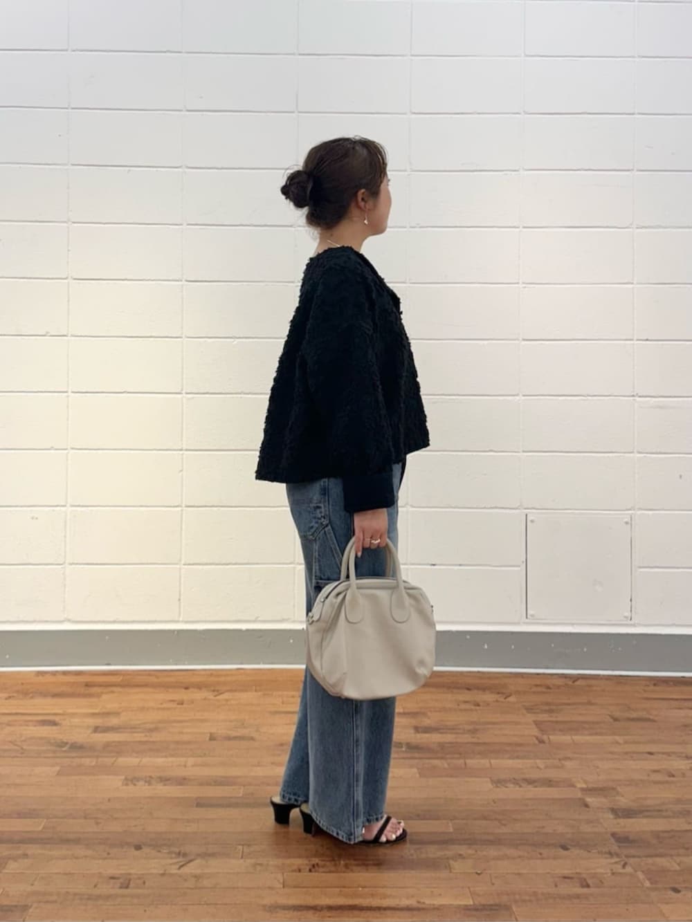 ブルー系のその他パンツ、ブラック系のシャツ/ブラウスを着用したレディースの夏コーディネートの3枚目の写真