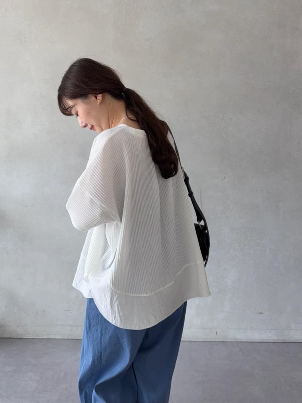 ホワイト系のTシャツ/カットソー、ブルー系のその他パンツを着用したレディースの夏コーディネートの7枚目の写真