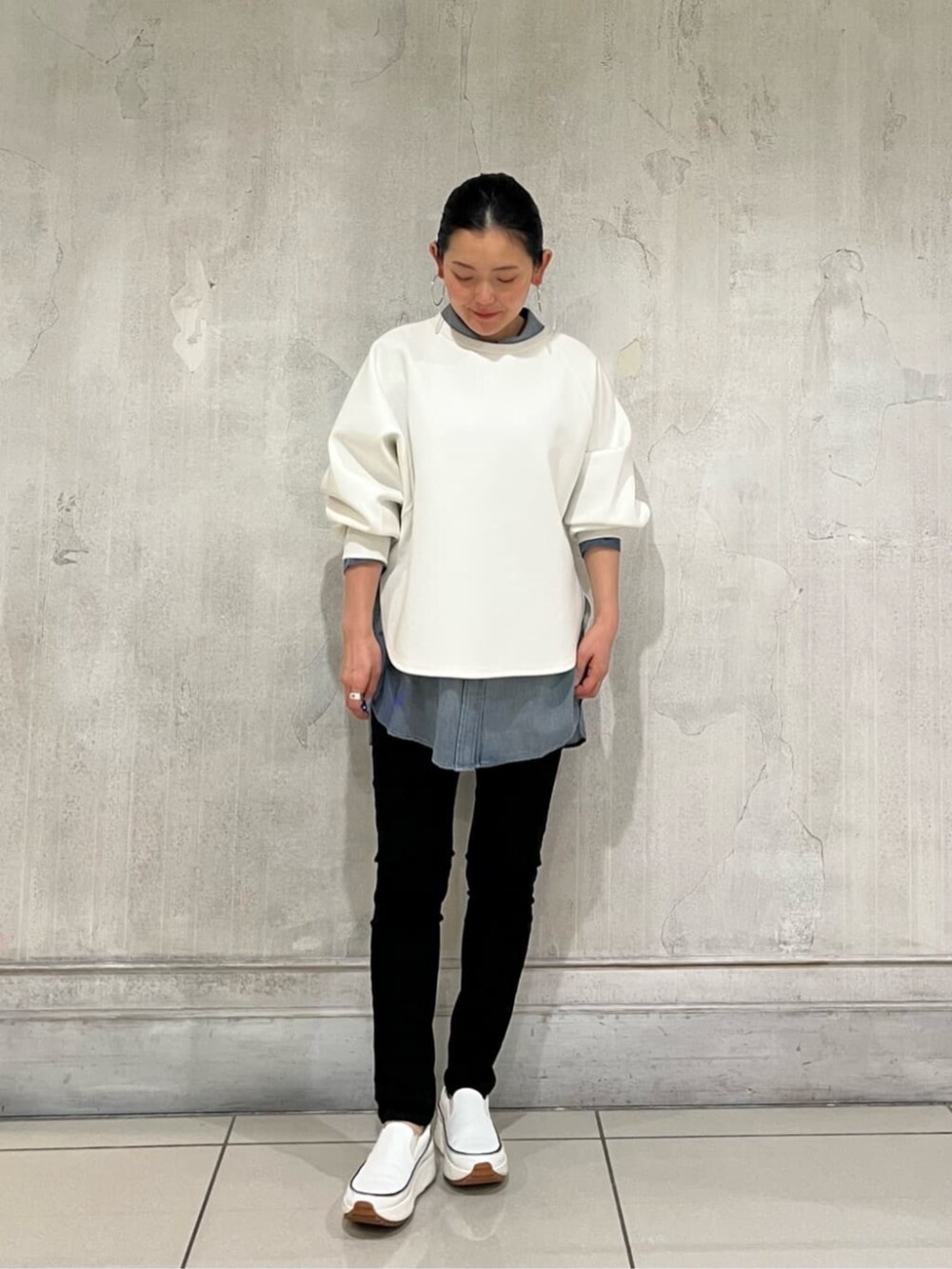 ブルー系のシャツ/ブラウス、ホワイト系のスニーカー、ホワイト系のTシャツ/カットソーを着用したレディースの冬コーディネートの3枚目の写真