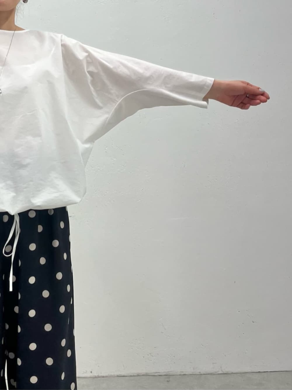 グレー系のボストンバッグ、ホワイト系のシャツ/ブラウス、ブラック系のその他パンツを着用したレディースの冬コーディネートの10枚目の写真