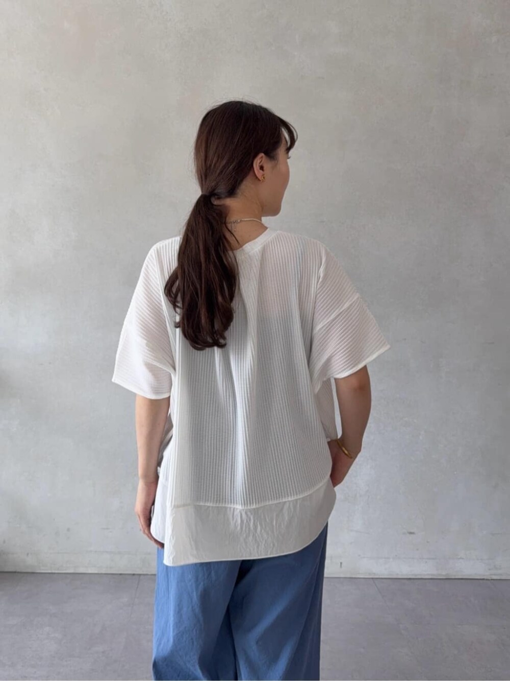 ホワイト系のTシャツ/カットソー、ブルー系のその他パンツを着用したレディースの夏コーディネートの6枚目の写真