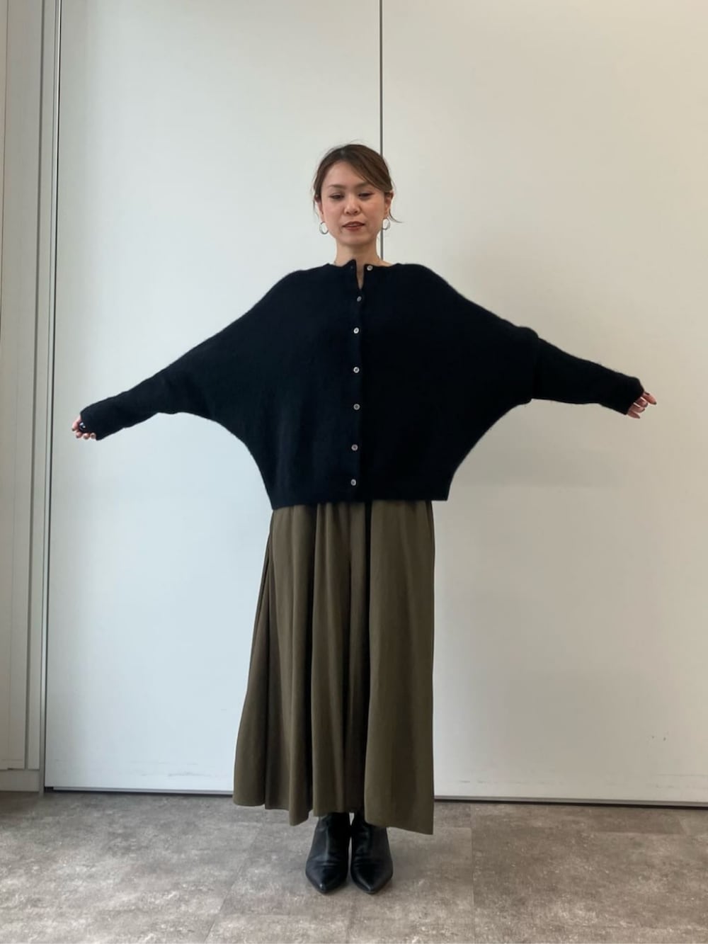 グリーン系のその他パンツ、ブラック系のニット/セーターを着用したレディースの夏コーディネートの4枚目の写真