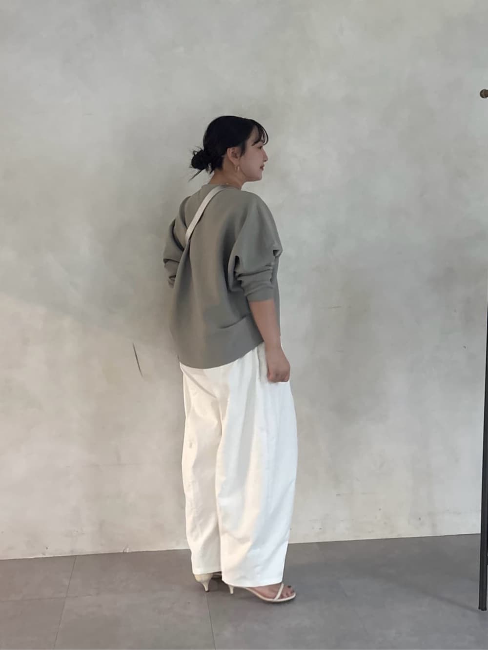 グレー系のカーディガン/ボレロ、ホワイト系のその他パンツ、シルバー系のショルダーバッグを着用したレディースの夏コーディネートの2枚目の写真