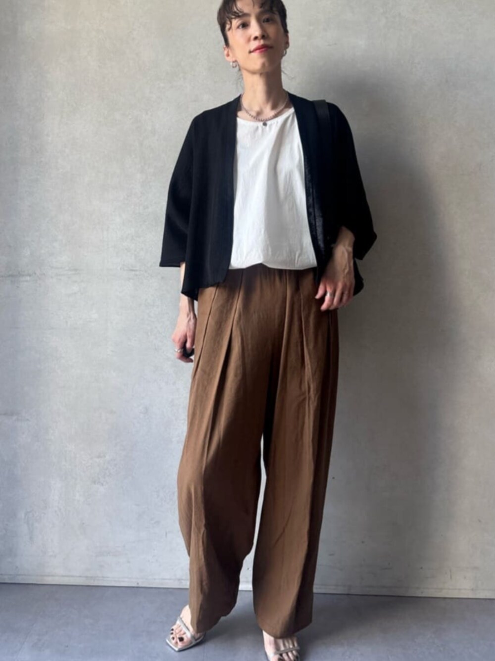 ブラウン系のその他パンツ、ブラック系のカーディガン/ボレロを着用したレディースの春コーディネートの6枚目の写真
