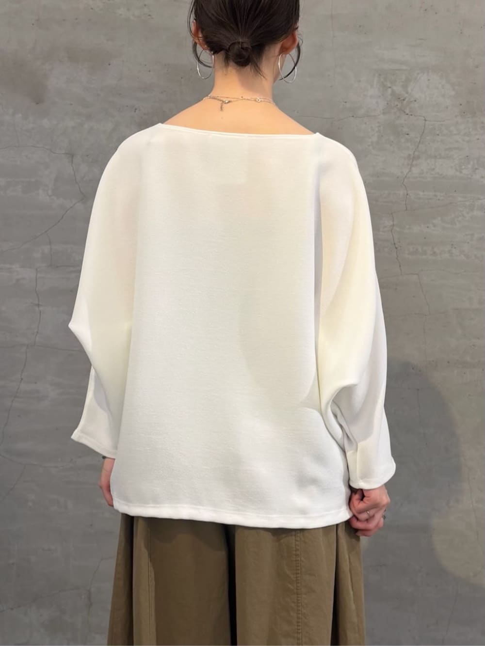 ブラック系のショルダーバッグ、ホワイト系のシャツ/ブラウス、イエロー系のその他パンツを着用したレディースの春コーディネートの6枚目の写真