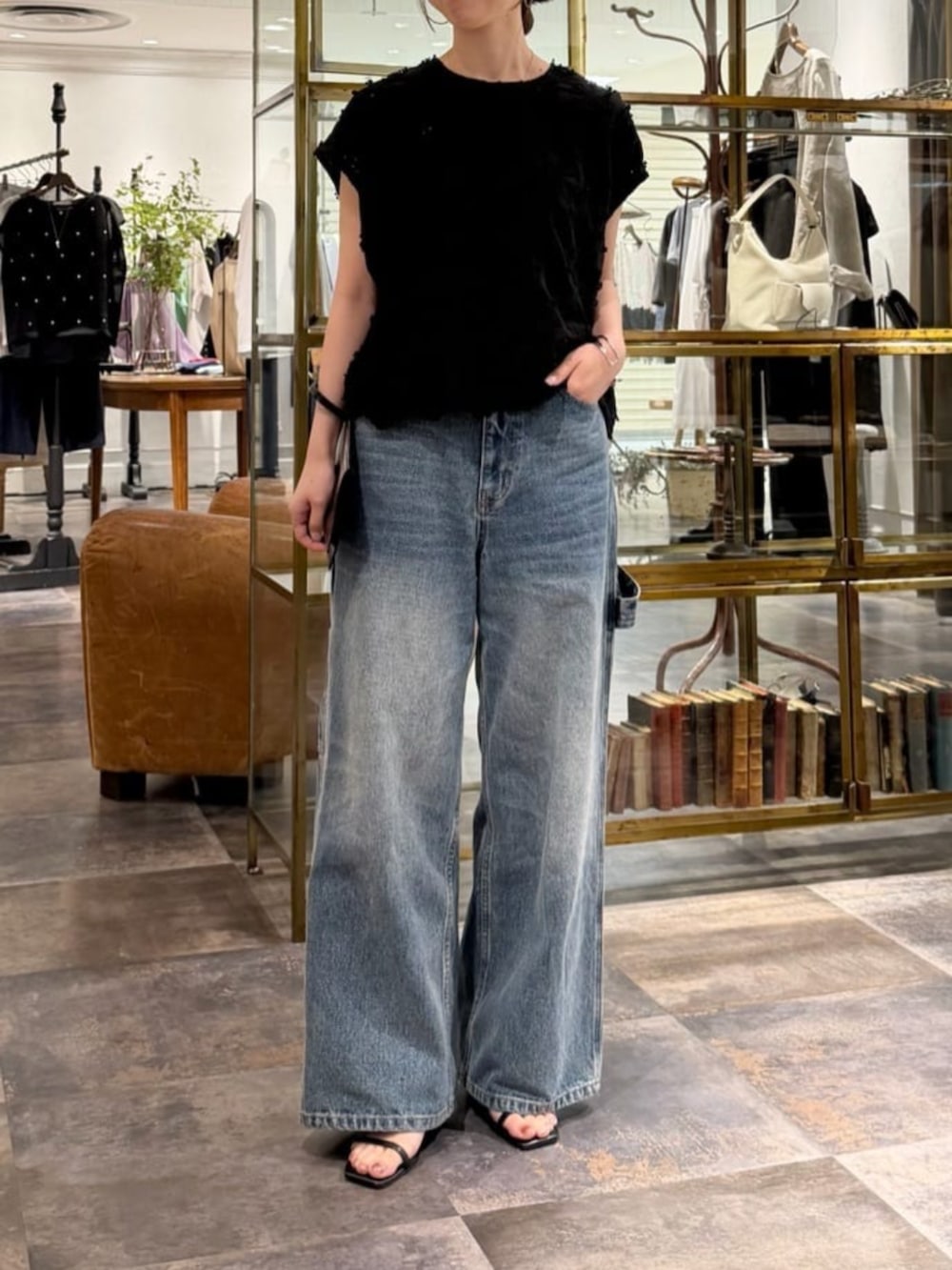 ブルー系のその他パンツ、ブラック系のシャツ/ブラウスを着用したレディースの夏コーディネートの4枚目の写真