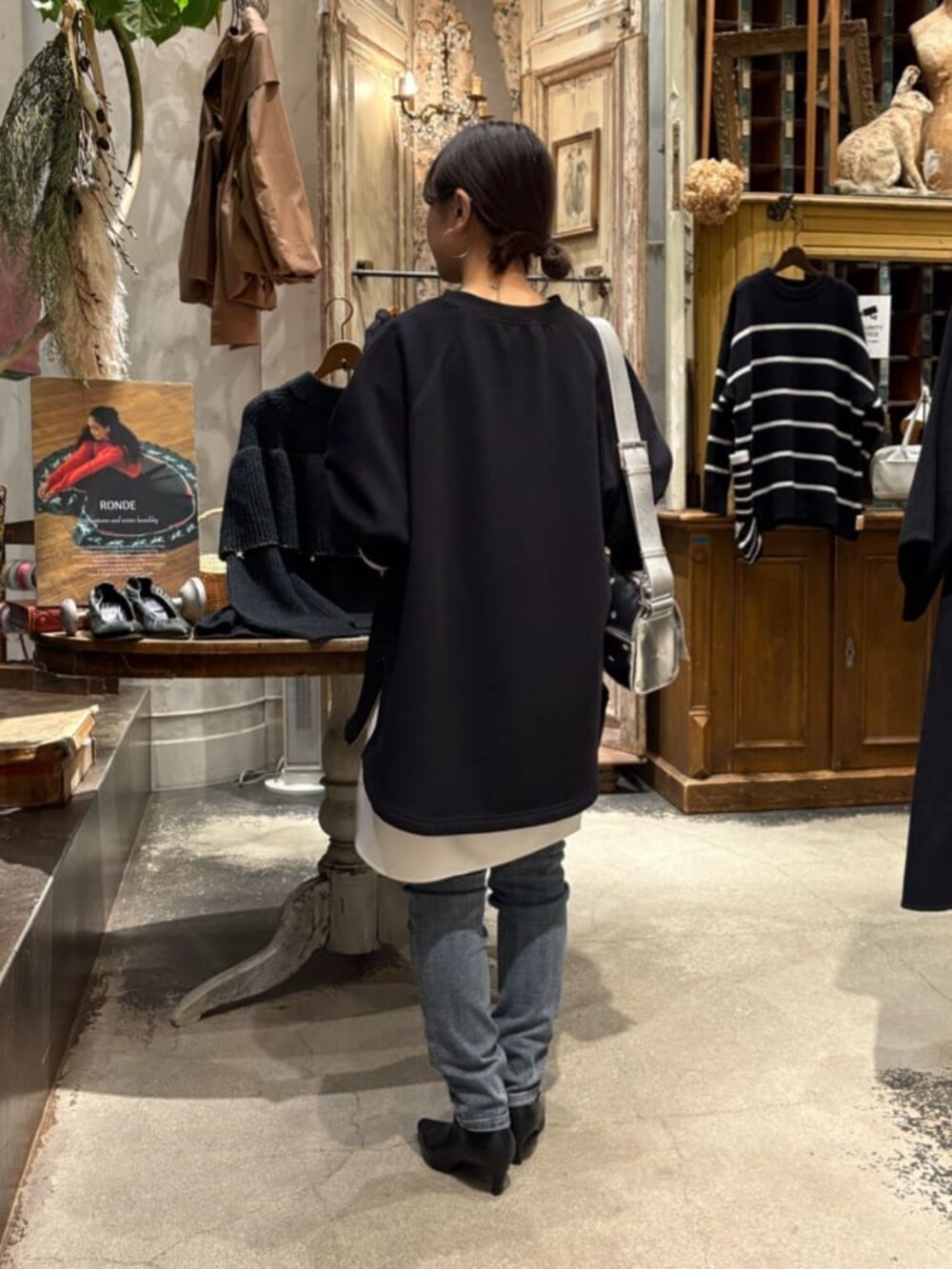 ブルー系のデニムパンツ、ホワイト系のシャツ/ブラウス、ブルー系のTシャツ/カットソーを着用したレディースの冬コーディネートの4枚目の写真