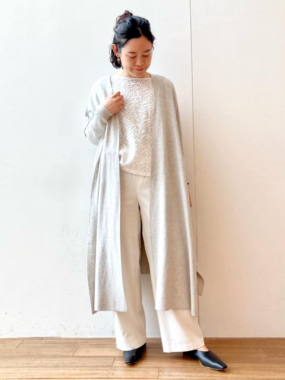 グリーン系のカーディガン/ボレロ、ホワイト系のTシャツ/カットソー、ブラック系のその他シューズを着用したレディースの春コーディネートの2枚目の写真